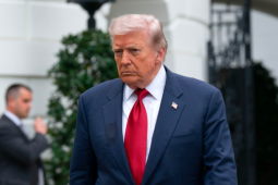 Ông Trump dọa 'cho nổ tung' người đến gần kho uranium Iran