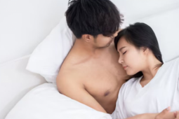 Vợ ngoại tình bỏ trốn, chồng lập tức cưới vợ 'đối thủ' khiến cả làng sửng sốt