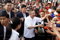 Cựu Thủ tướng Thaksin Shinawatra được ra tù trước thời hạn