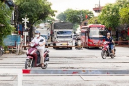 Thót tim cảnh người Hà Nội bất chấp vượt rào chắn, 'đua' tốc độ với tàu hoả