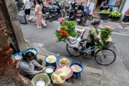 Tiểu thương co kéo từng cm khi dẹp vỉa hè