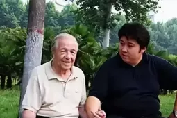 Tình thân của nam du học sinh và ông chủ trọ ngoại quốc