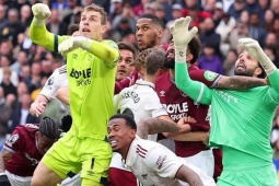 Bóng đá - Huyền thoại MU liên tục công kích VAR, tố Arsenal không xứng đáng đăng quang