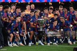 Barcelona nâng cúp vô địch sớm khiến Real cay mũi, Yamal rạng rỡ xuống sân chung vui