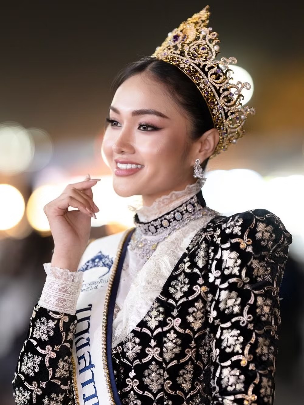 Tuy nhiên, công tác tổ chức cuộc thi Miss World Thailand 2026 của TPN Global gặp nhiều vấn đề. Ngay trước chung kết, 7 thí sinh đã đồng loạt bỏ thi, làm dấy lên vấn đề vốn đã được thảo luận sôi nổi gần đây đó là sự thiếu hụt về cơ sở vật chất từ phía TPN Global.