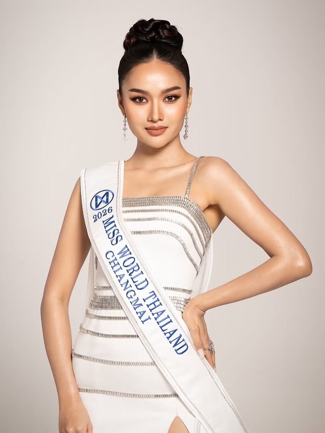 Tân Hoa hậu Thế giới Thái Lan còn khoảng 3 tháng chuẩn bị trước khi sang Việt Nam tham dự Hoa hậu Thế giới 2026. Chung kết cuộc thi dự kiến diễn ra ngày 5/9 tại TPHCM. Đương kim Hoa hậu Thế giới Opal Suchata sẽ trao vương miện cho người kế nhiệm.