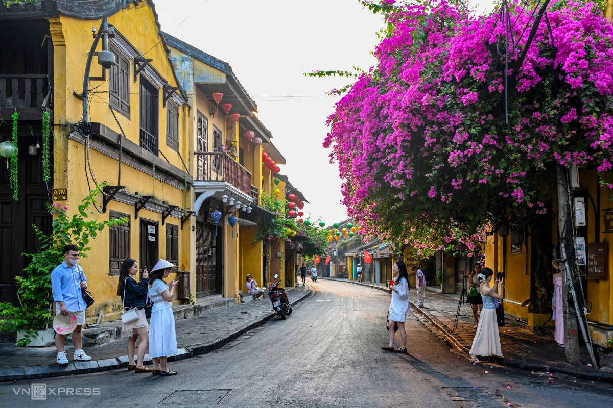 "Tôi chụp cả chiều qua nhưng không ưng tấm nào, phải cố dậy sớm để khỏi chen chúc", Hà Minh, khách Hà Nội, chia sẻ.
