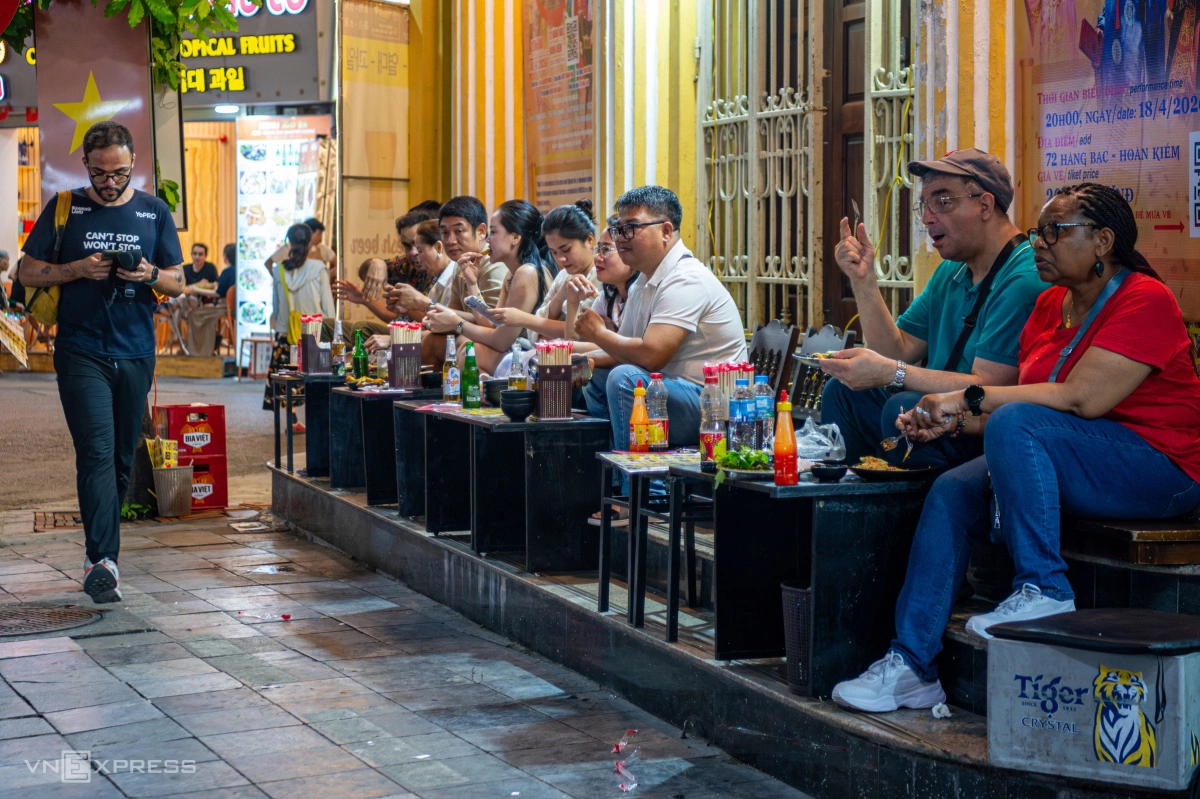 Thích ứng mưu sinh khi công an siết phạt lấn chiếm vỉa hè - 12