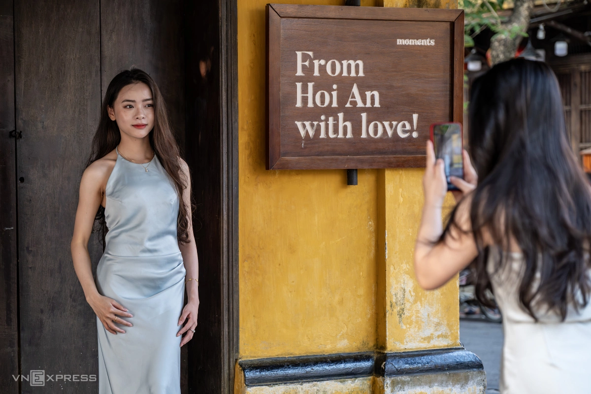 "Tôi chụp cả chiều qua nhưng không ưng tấm nào, phải cố dậy sớm để khỏi chen chúc", Hà Minh, khách Hà Nội, chia sẻ.