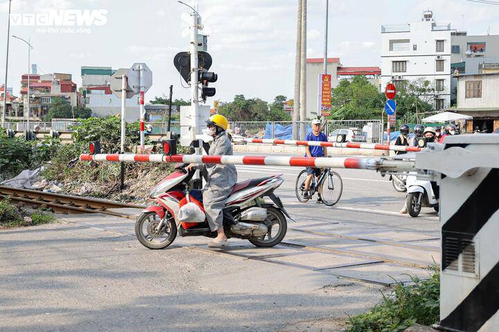 Thót tim cảnh người Hà Nội bất chấp vượt rào chắn, 'đua' tốc độ với tàu hoả - 8