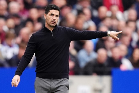 Arsenal thắng nhờ VAR: Arteta khen trọng tài "dũng cảm", HLV West Ham tức giận
