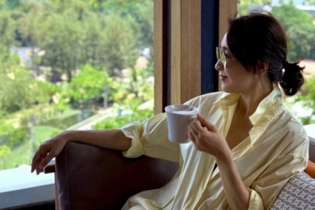 Thói quen không tốn đồng nào khi thức dậy giúp Lê Tư giữ dáng gọn, eo thon