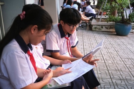 Học sinh TP.HCM 'chạy nước rút' tranh suất vào lớp 10