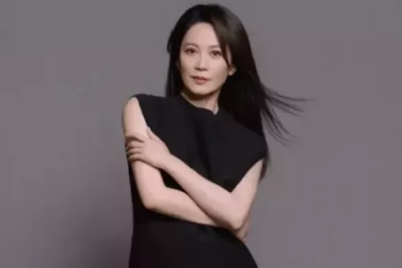 'Nữ thần U60' khoe vẻ đẹp xuyên thời gian, váy đen đơn giản mà 'khí chất ngời ngời'