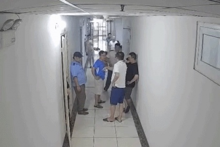 Nhắc đeo rọ mõm cho chó, thành viên ban quản trị chung cư ở Hà Nội bị hành hung