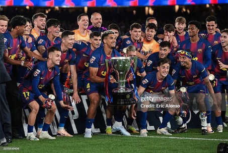 Barcelona nâng cúp vô địch sớm khiến Real cay mũi, Yamal rạng rỡ xuống sân chung vui