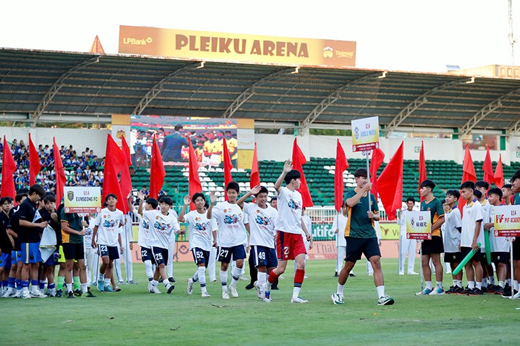 HLV Kim Sang Sik xem "đám trẻ" nhà bầu Đức hạ đẹp đội bóng Nhật Bản - 9