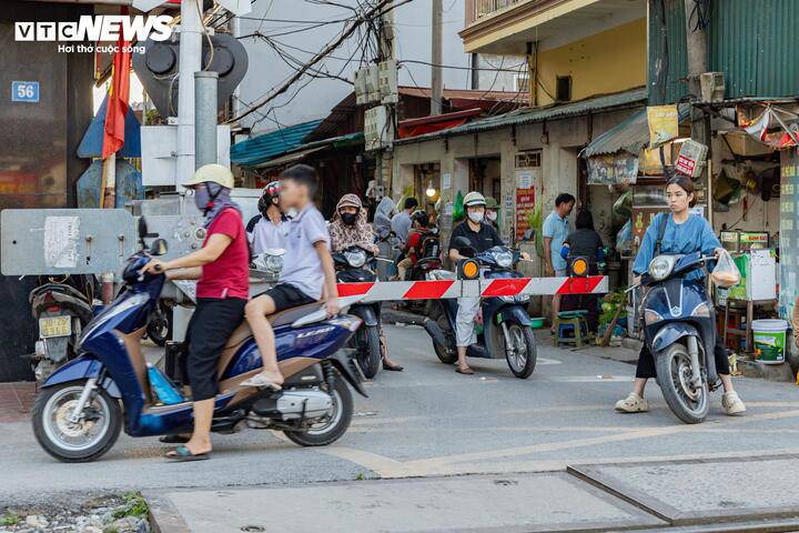 Thót tim cảnh người Hà Nội bất chấp vượt rào chắn, 'đua' tốc độ với tàu hoả - 11
