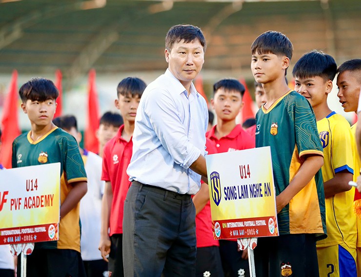 HLV Kim Sang Sik xem "đám trẻ" nhà bầu Đức hạ đẹp đội bóng Nhật Bản - 6