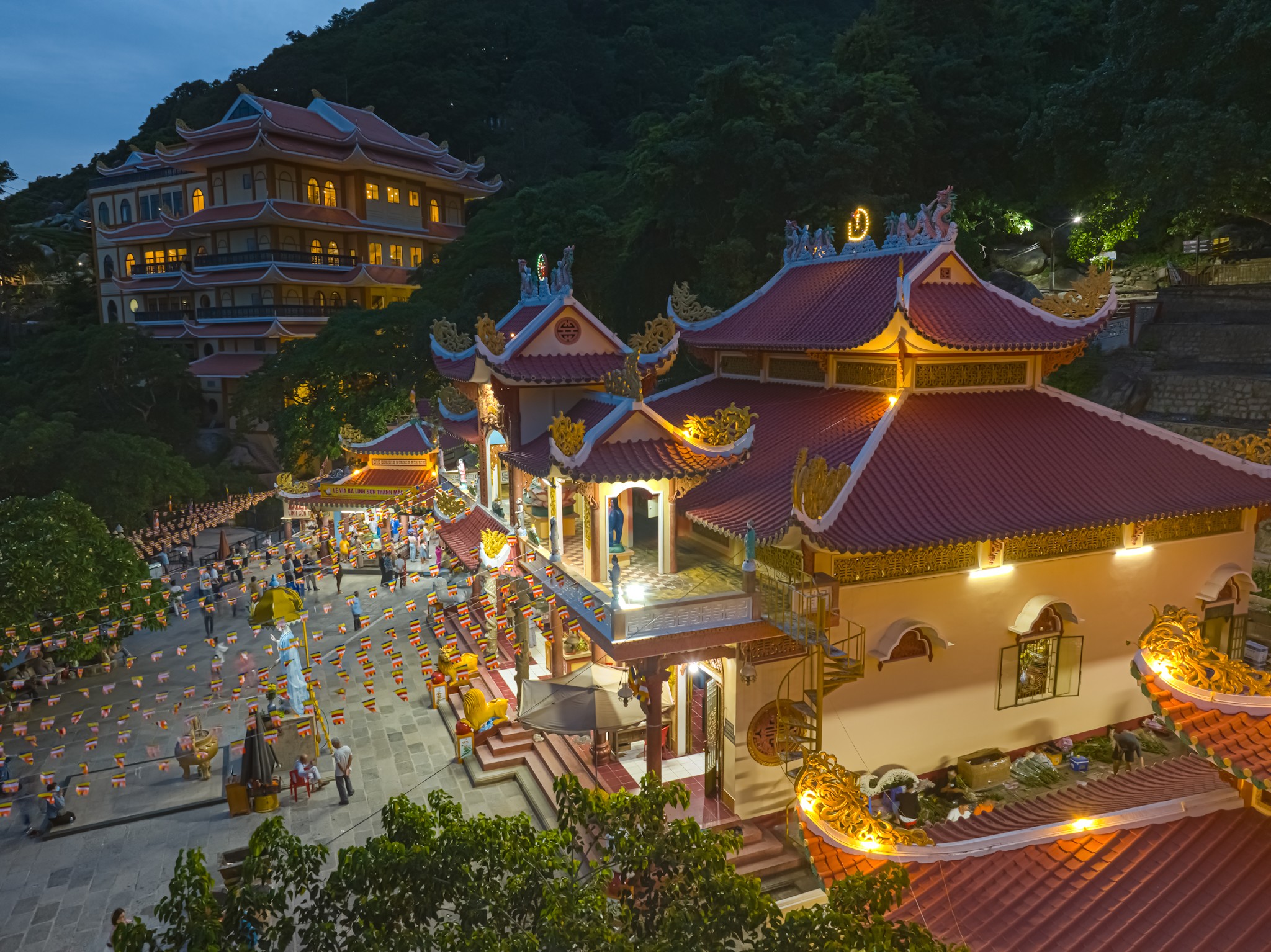 Hệ thống chùa Bà tại núi Bà Đen là nơi thờ chính của Linh Sơn Thánh Mẫu