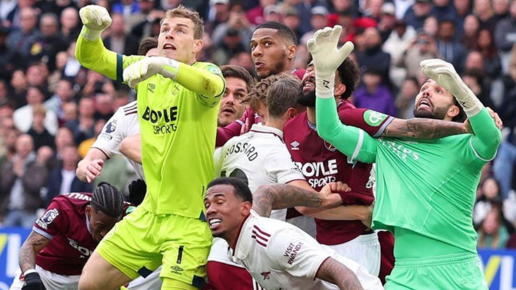Arsenal được VAR cứu giúp