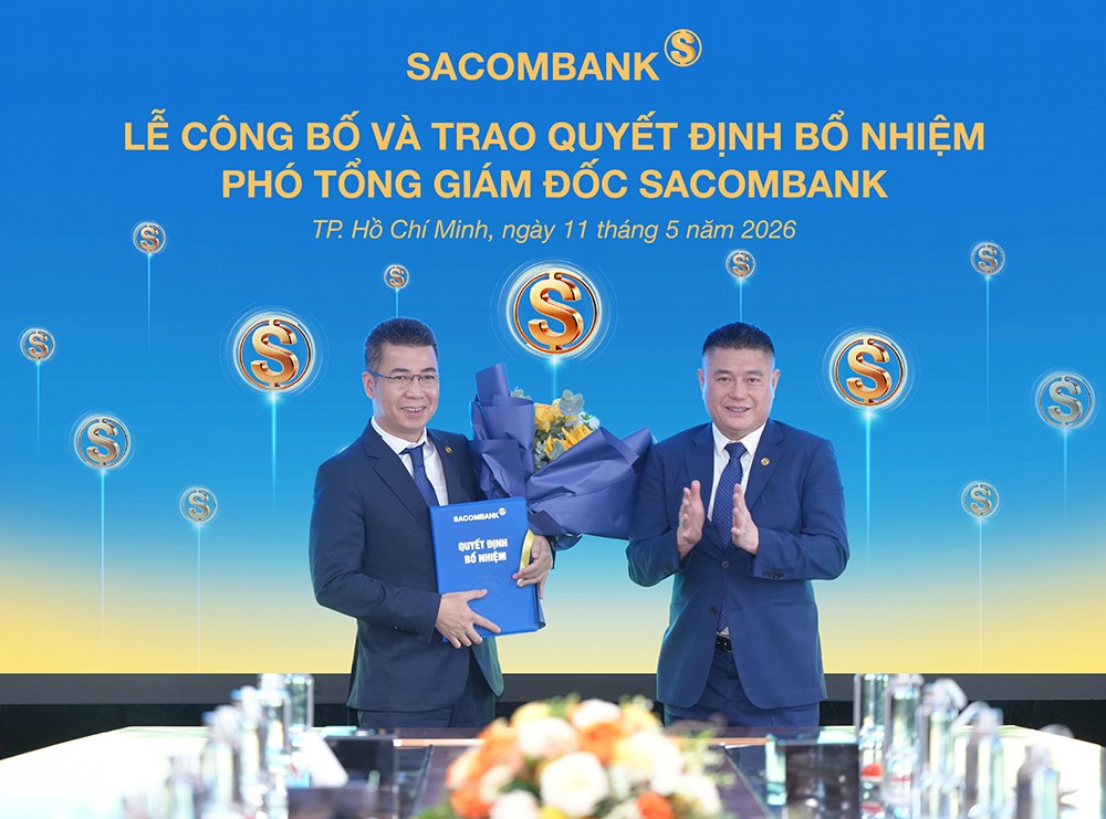 Ông Nguyễn Đức Thụy – Phó Chủ tịch thường trực HĐQT trao Quyết định bổ nhiệm cho ông Nguyễn Hoàng Hải – Phó Tổng Giám đốc