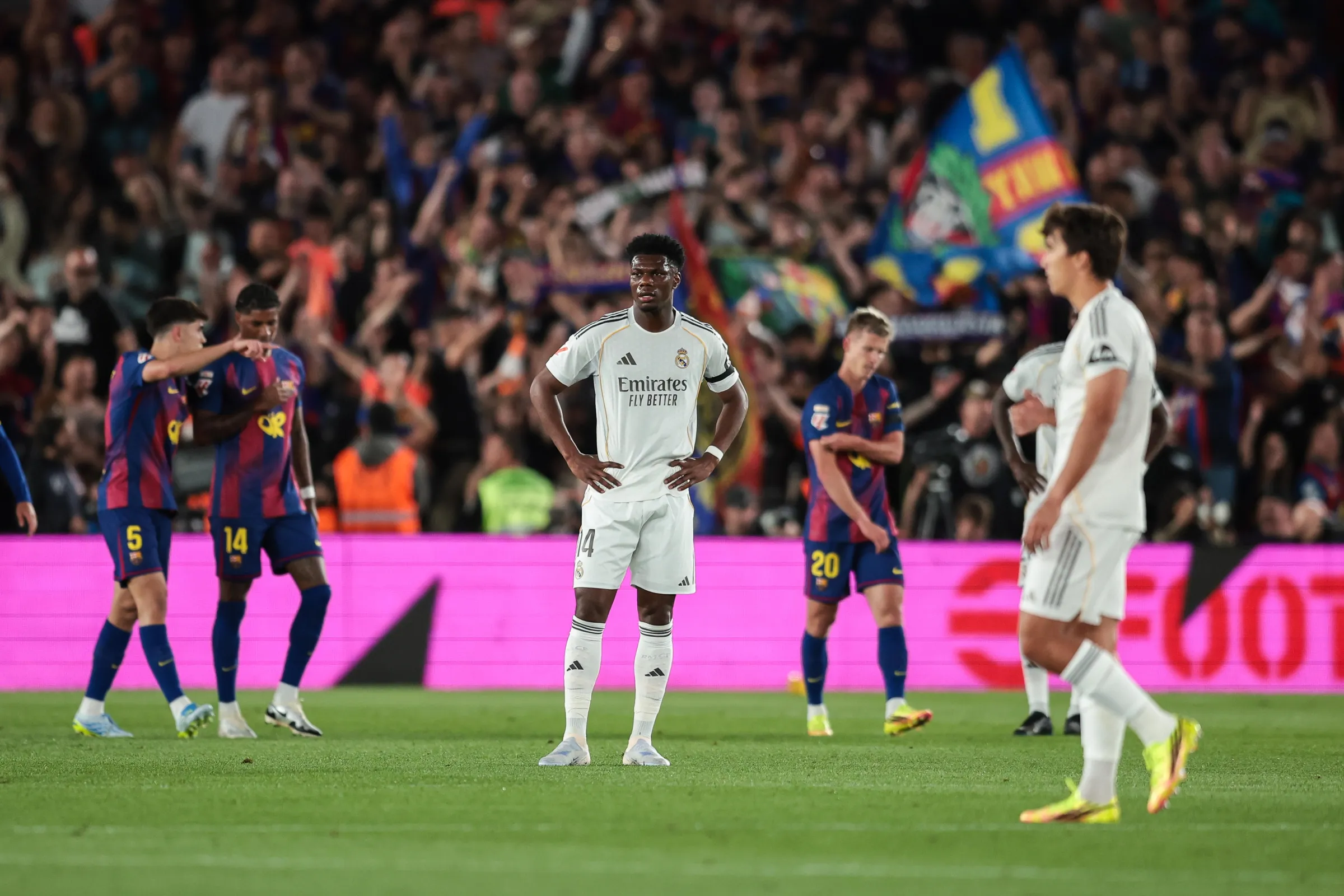Real Madrid thua bạc nhược trước Barcelona, qua đó chứng kiến kỳ phùng địch thủ đăng quang La Liga