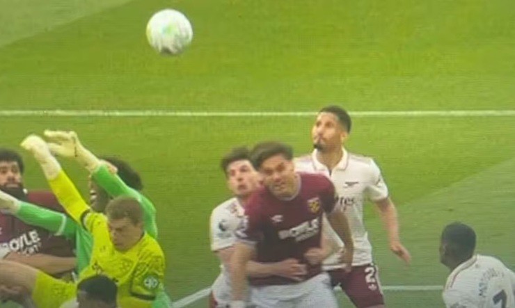 Đoạn video quay chậm cho thấy Declan Rice ôm chặt Mavropanos trong tình huống dẫn đến bàn gỡ hòa bị từ chối của West Ham