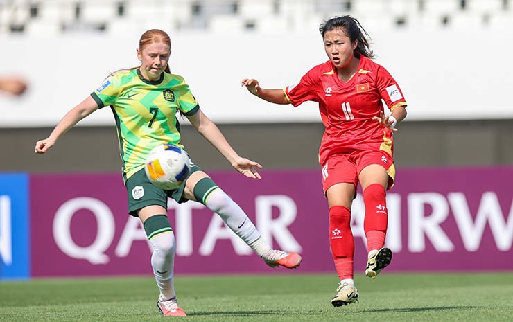 U17 nữ Việt Nam (áo đỏ) gặp nhiều khó khăn