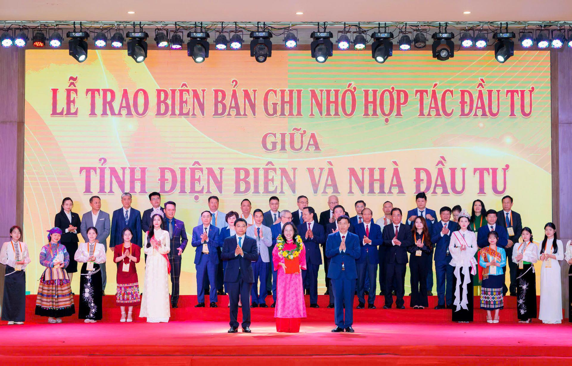 Đại diện Công ty Cổ phần Năng lượng VinEnergo nhận biên bản ghi nhớ hợp tác đầu tư tại Hội nghị Xúc tiến Đầu tư tỉnh Điện Biên năm 2026