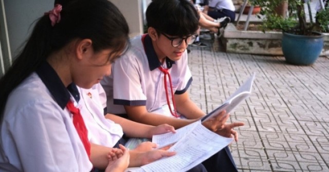 Học sinh TP.HCM "chạy nước rút" tranh suất vào lớp 10