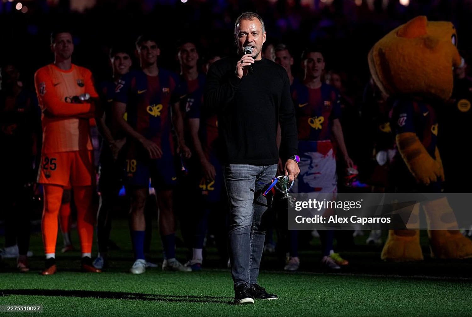 Barcelona nâng cúp vô địch sớm khiến Real cay mũi, Yamal rạng rỡ xuống sân chung vui - 8
