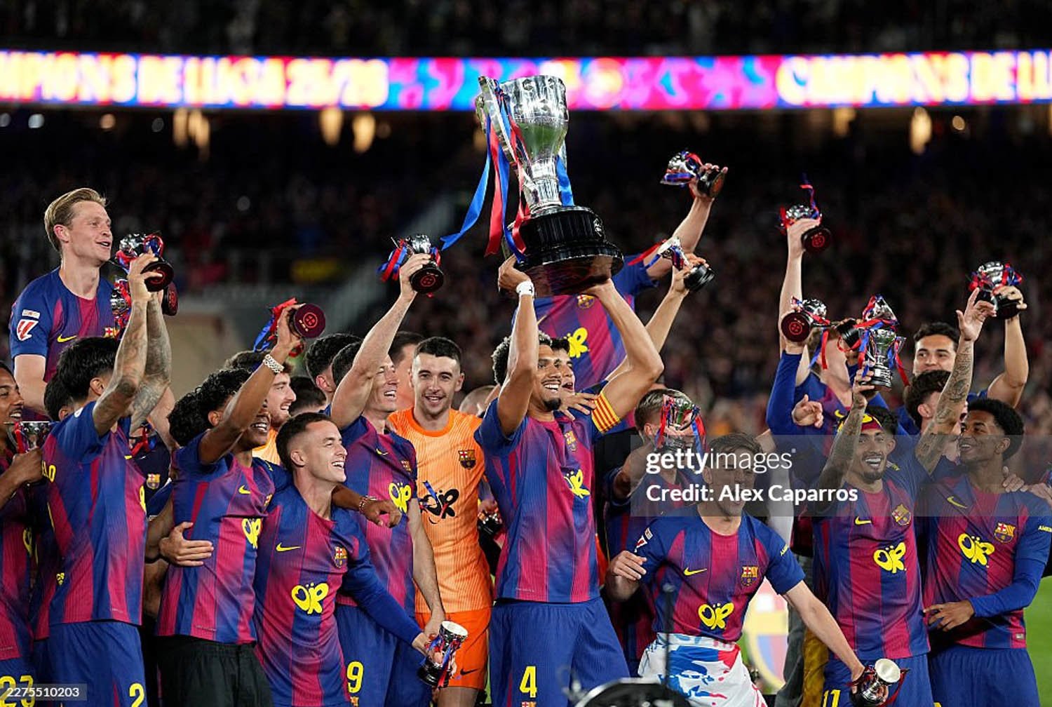 Barcelona nâng cúp vô địch sớm khiến Real cay mũi, Yamal rạng rỡ xuống sân chung vui - 9