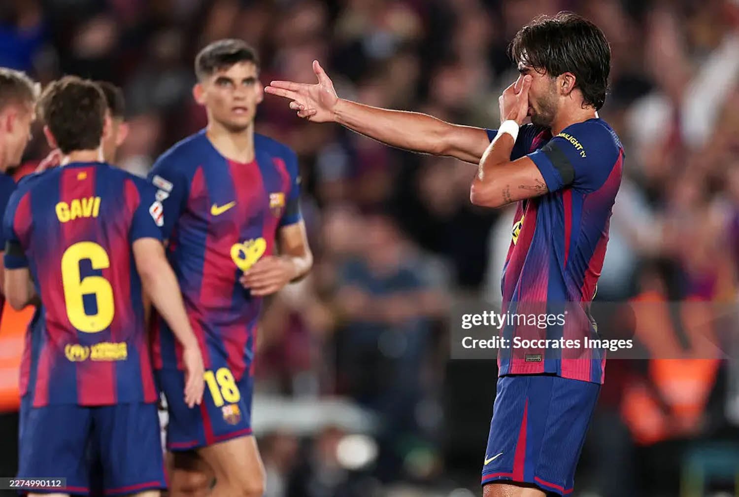 Barcelona nâng cúp vô địch sớm khiến Real cay mũi, Yamal rạng rỡ xuống sân chung vui - 3