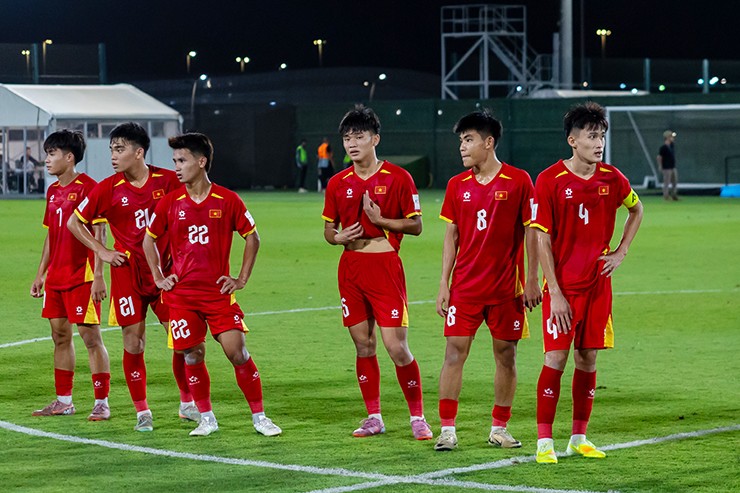 Cầu thủ U17 Việt Nam buồn bã sau trận thua U17 Hàn Quốc.