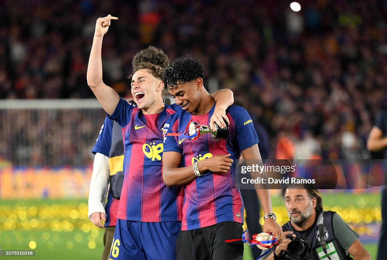 Barcelona nâng cúp vô địch sớm khiến Real cay mũi, Yamal rạng rỡ xuống sân chung vui - 7