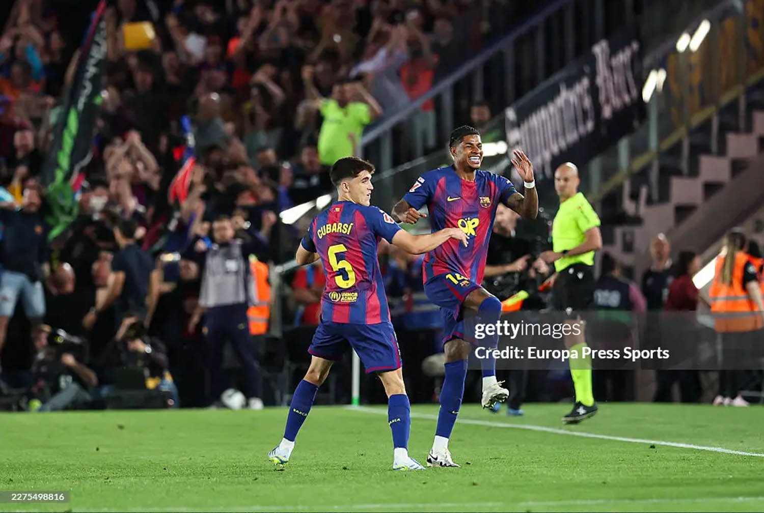 Barcelona nâng cúp vô địch sớm khiến Real cay mũi, Yamal rạng rỡ xuống sân chung vui - 2