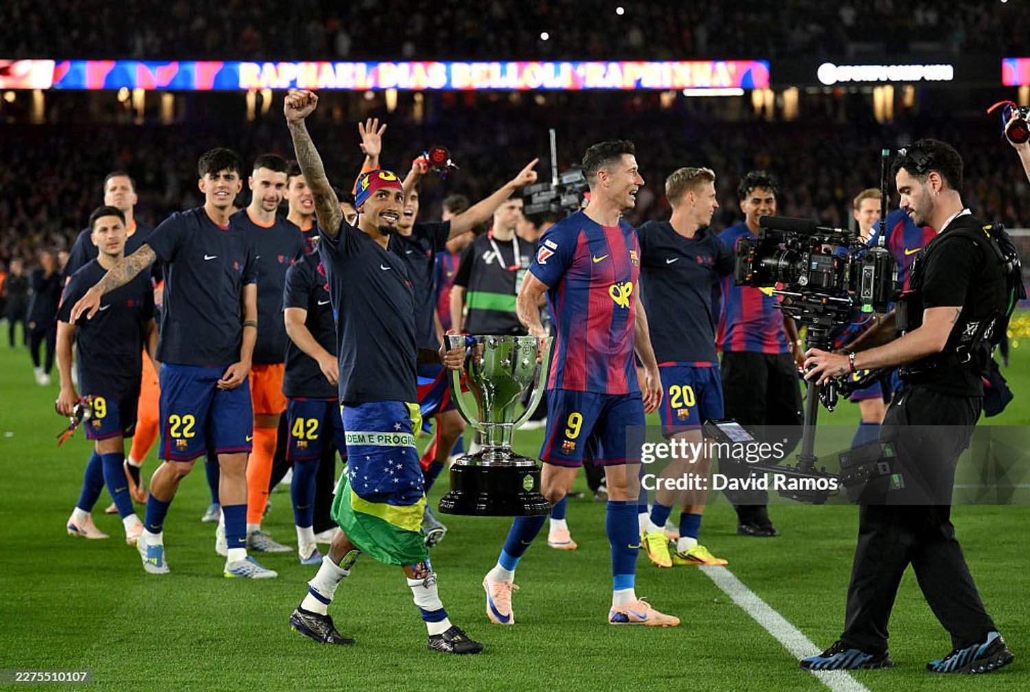 Barcelona nâng cúp vô địch sớm khiến Real cay mũi, Yamal rạng rỡ xuống sân chung vui - 6