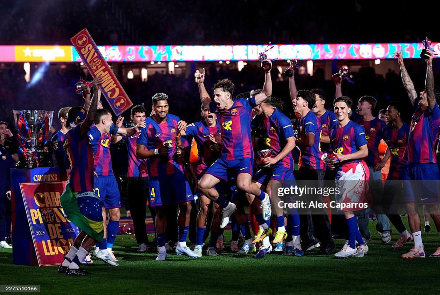 Barcelona nâng cúp vô địch sớm khiến Real cay mũi, Yamal rạng rỡ xuống sân chung vui - 4