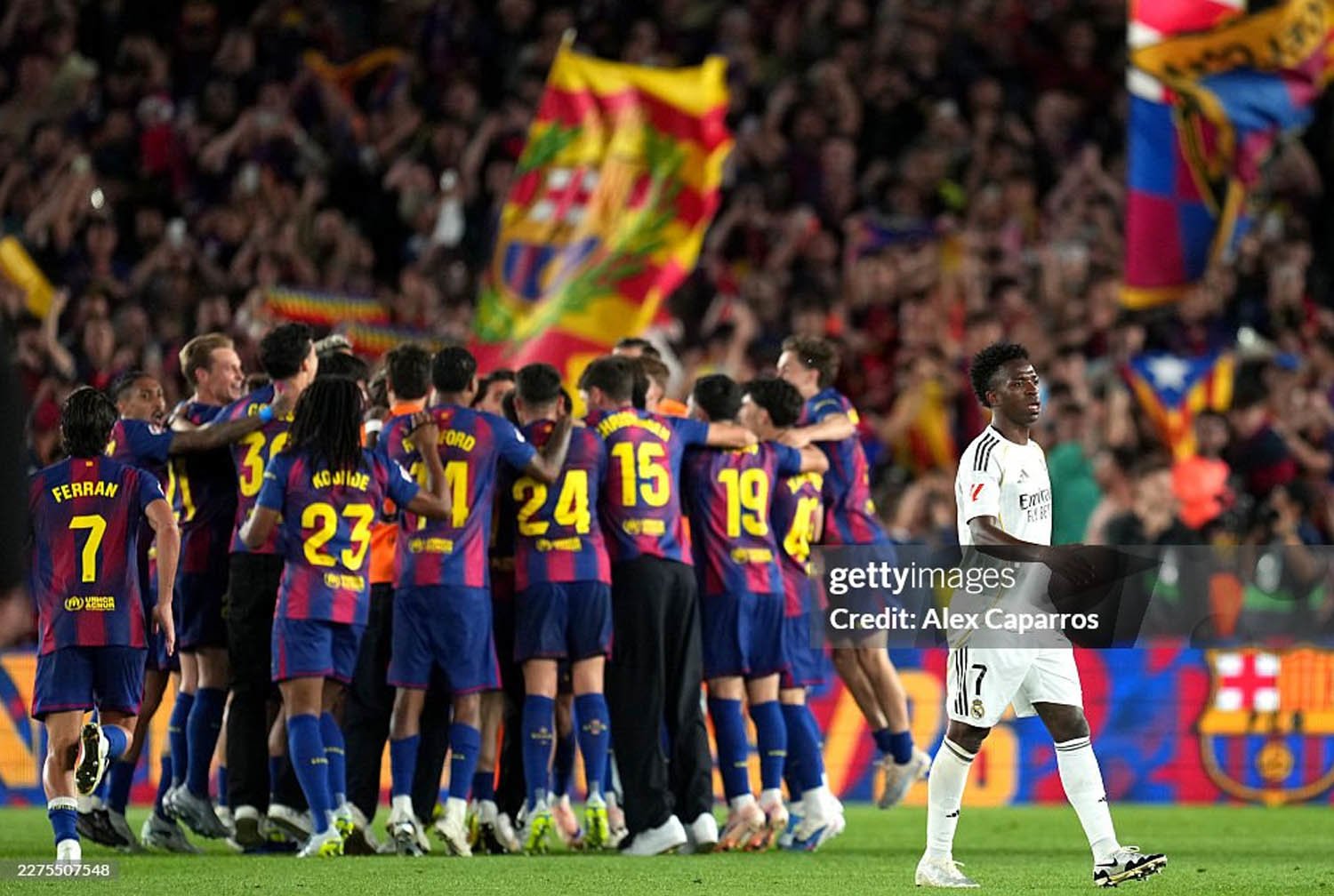 Barcelona nâng cúp vô địch sớm khiến Real cay mũi, Yamal rạng rỡ xuống sân chung vui - 5