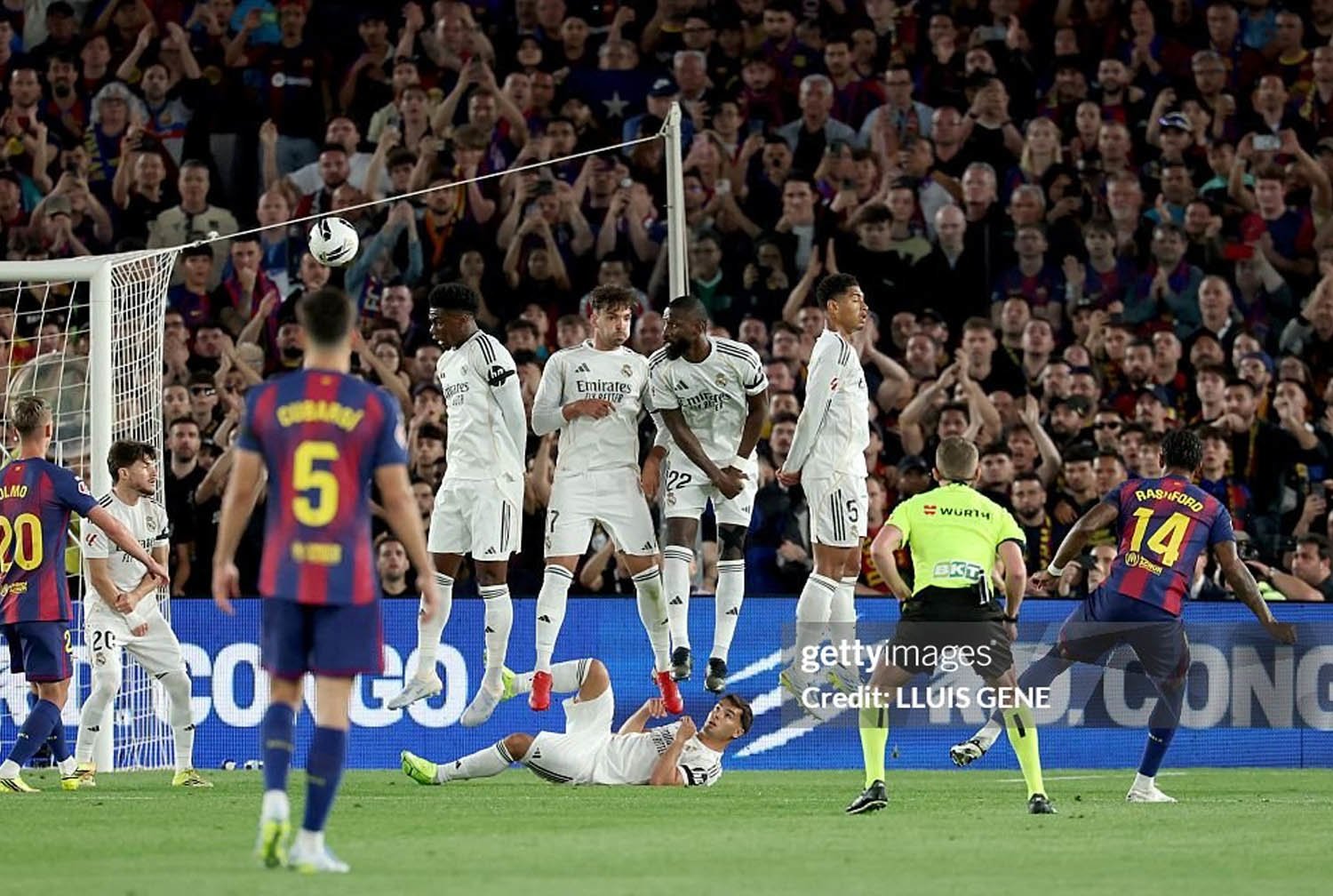 Barcelona khởi đầu cuộc tiếp đón Real Madrid bằng cú đá phạt thành bàn tuyệt đẹp của Rashford ở phút thứ 9.