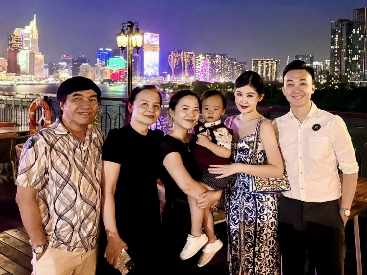 Ảnh sao 12/5: Tiên Nguyễn khoe ảnh thơ ấu chụp cùng mẹ - 8