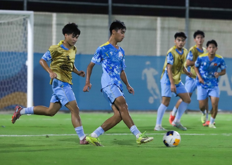 U17 Việt Nam quyết đấu UAE, HLV Cristiano Roland làm điều đặc biệt - 1