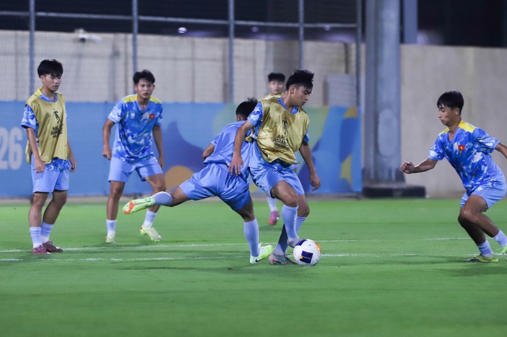 U17 Việt Nam quyết đấu UAE, HLV Cristiano Roland làm điều đặc biệt - 8