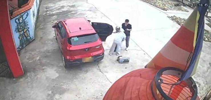 Camera giám sát tại chùa Đồng ghi nhận hình ảnh người đàn ông lớn tuổi được con gái thuê xe taxi đưa đến chùa rồi bỏ lại