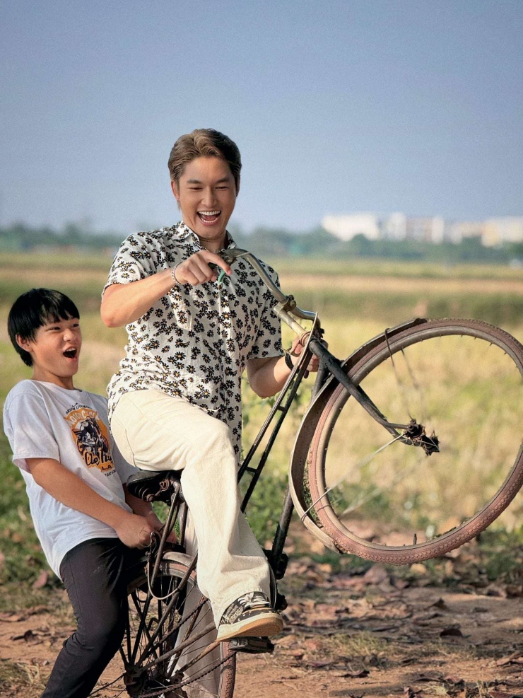 Đình Tú trong phim "Những chặng đường bụi bặm". Ảnh: FBNV