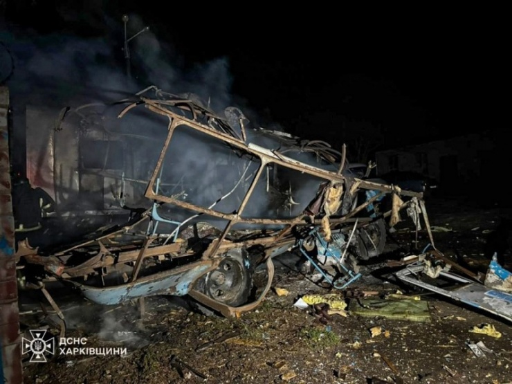 Một phương tiện bị thiêu trụi trong cuộc tập kích nhắm vào Kharkov (Ukraine) đêm 12/5. Ảnh: PravdaUkraine