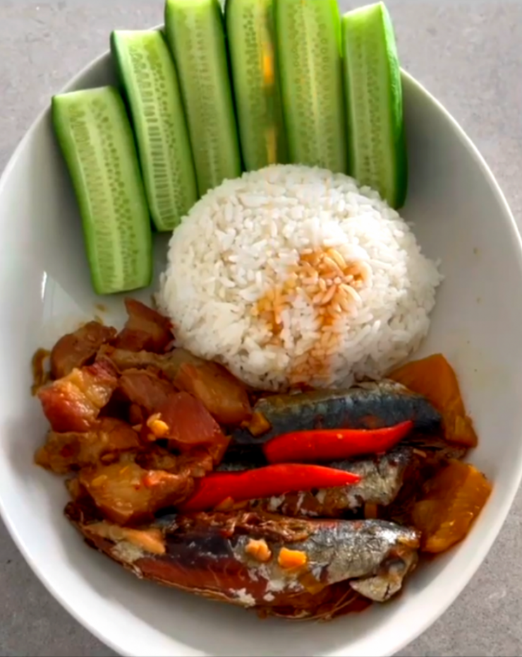 Hay món cá nục kho thơm (dứa) thịt ba rọi được cô nấu bằng nồi lẩu. Cô ăn kèm cơm trắng, dưa leo và ớt cay. Nữ ca sĩ còn trình bày trông khá hấp dẫn.
