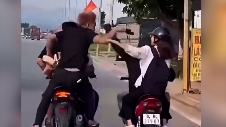 Nhóm thanh niên “kẹp 3” dùng dép đánh người đi đường ở Hải Phòng. Ảnh cắt từ clip.