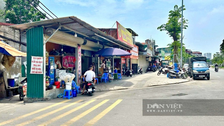 Một dãy nhà với diện tích vô cùng khiêm tốn nằm sát ngay mặt đường được tận dụng để làm nơi kinh doanh trà đá, đại lý xổ số.